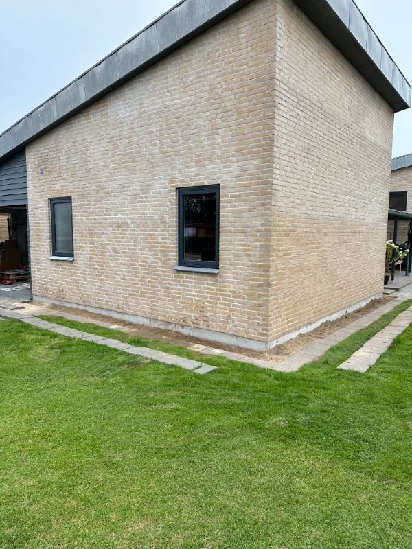 Broligger - nivellere sand og lægge fliser