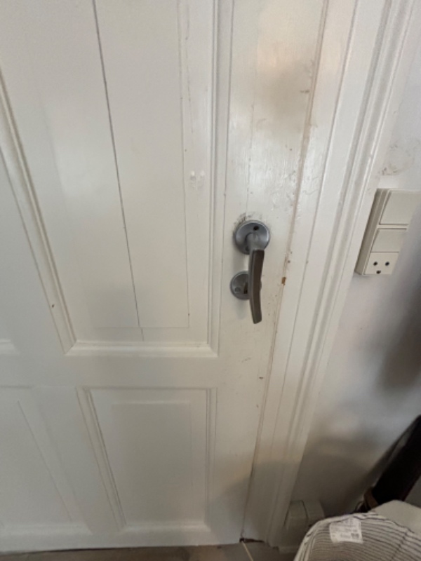 Reparation/tilpasning af gammel dør (indendørs)