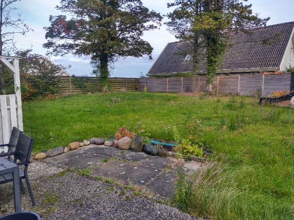 Slået græsplæne (800 kvm, højt), skære kanter ved bede, fjerne ukrudt i fliser og indkørsel.