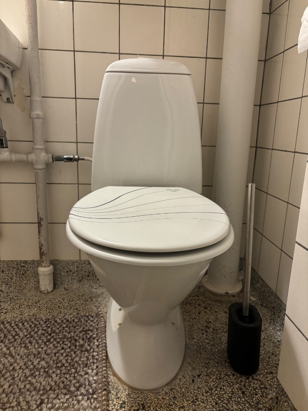 Opsætning af væghængt toilet, har der ikke tidligere været. Samt ophæng/montering af håndvask m/skab. Varerne er ikke leveret endnu