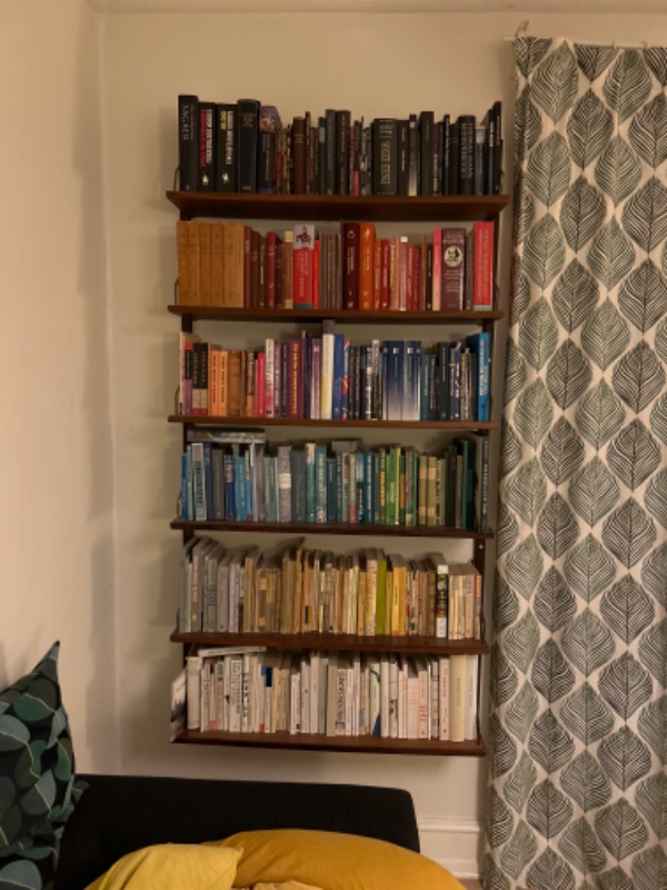 Flytte en vægmonteret reol til en anden væg