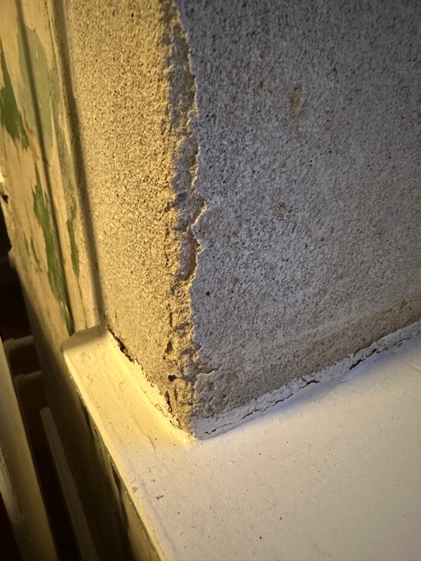 Rep af væg hvor puds sidder løst.