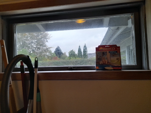 Hænge et spejl op på væggen  og sætte en ny vinduesliste på