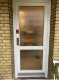 Hoveddør lukker ikke korrekt og kan derfor ikke låses udefra