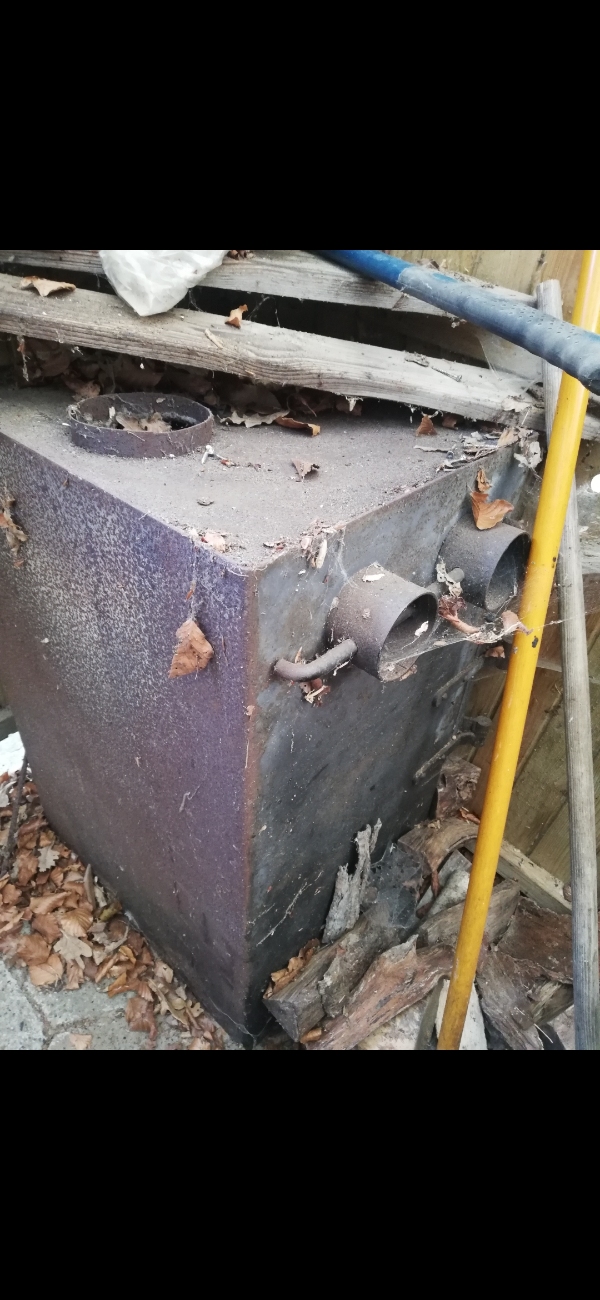 Søger hjælp til bortskaffelse af en gammel tung brændeovn af jern. Den står placeret i et skur ved vores sommerhus. Det er ikke muligt at køre til huset. Så brændeovnen skal ned at ca 50 trappetrin på en Sækkevogn eller lignende. Skriv gerne til *******************