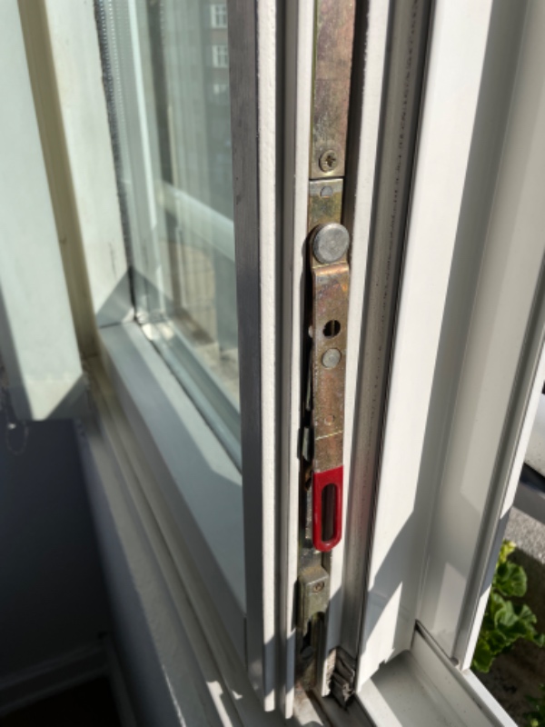 Reparation af beslag / låsefunktion til vindue