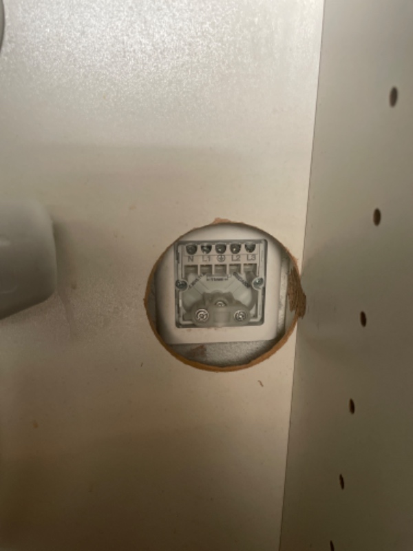 Tilkobling af opvaskemaskinens elektriske installation. Der er ikke stikkontakt men fast installat