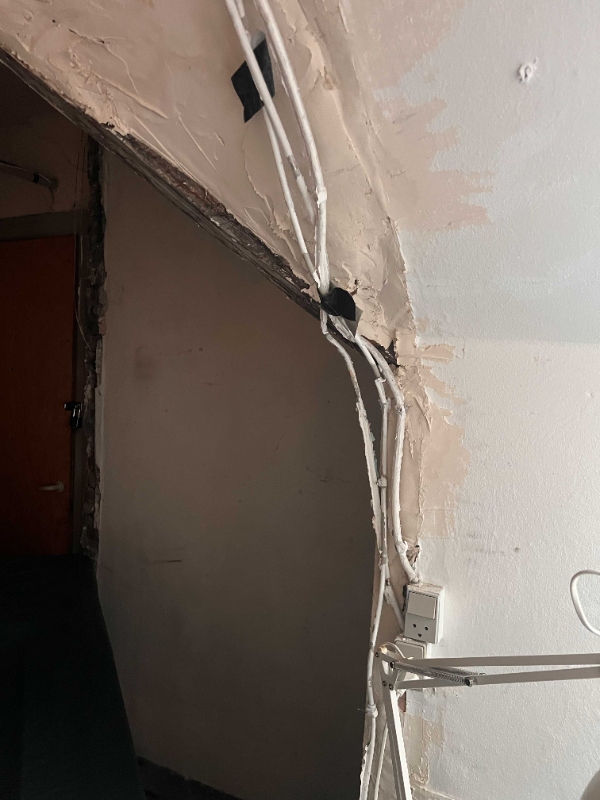 Spartling og pudsning efter fjernelse af trævægge med brandhæmmende mørtelpuds