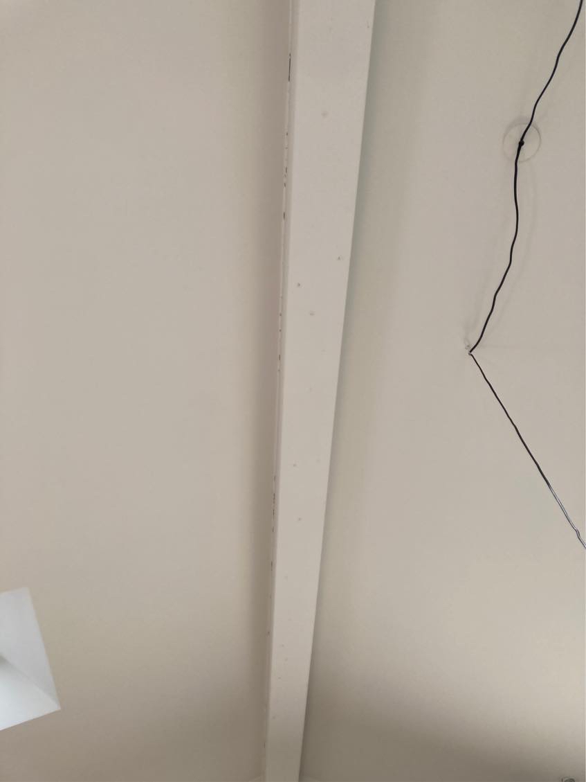 Fuge revner indendørs ved vægge/loft