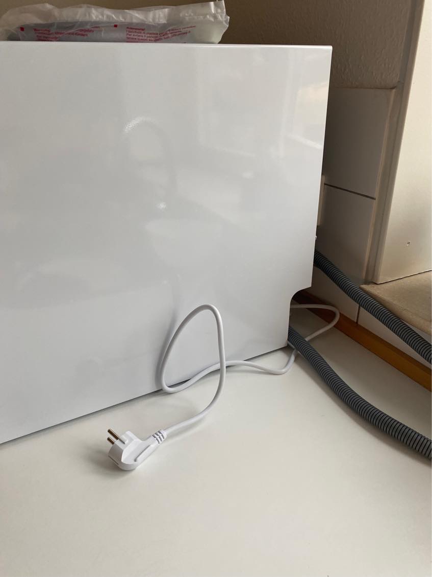 Bordopvaskemaskine tilsluttes vand og afløb