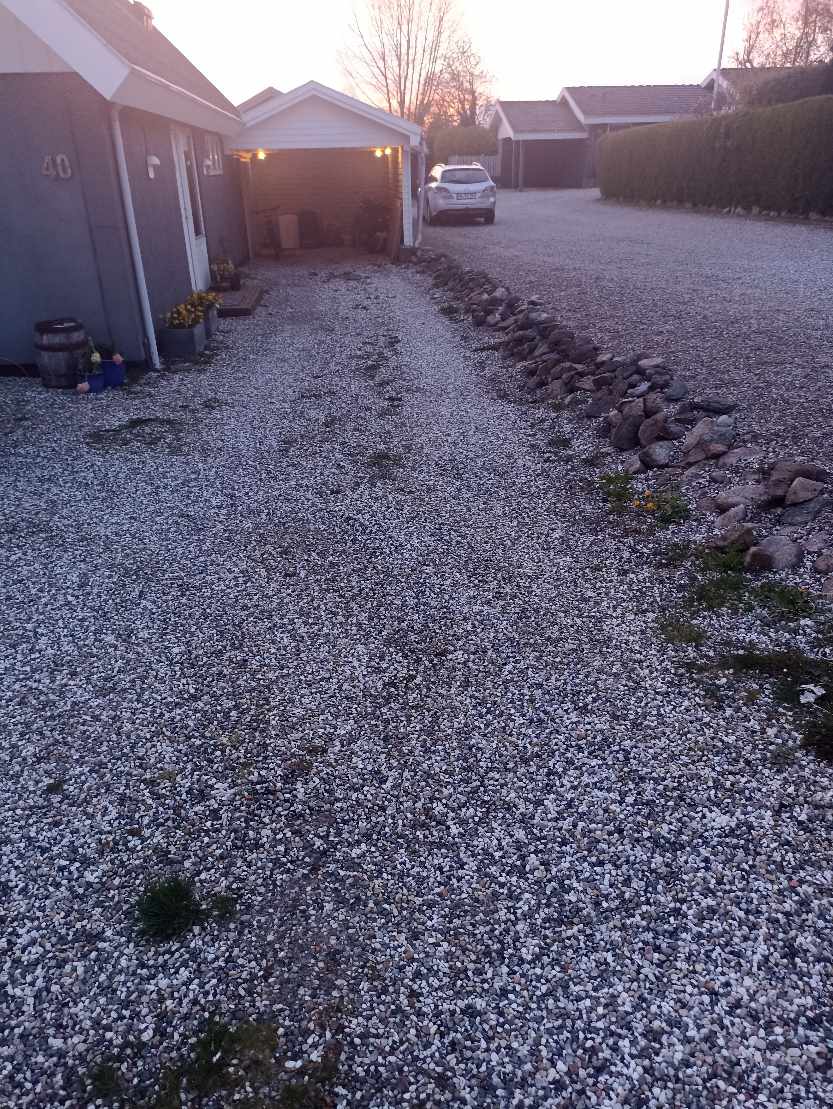 Rydning af ukrudt i indkørsel