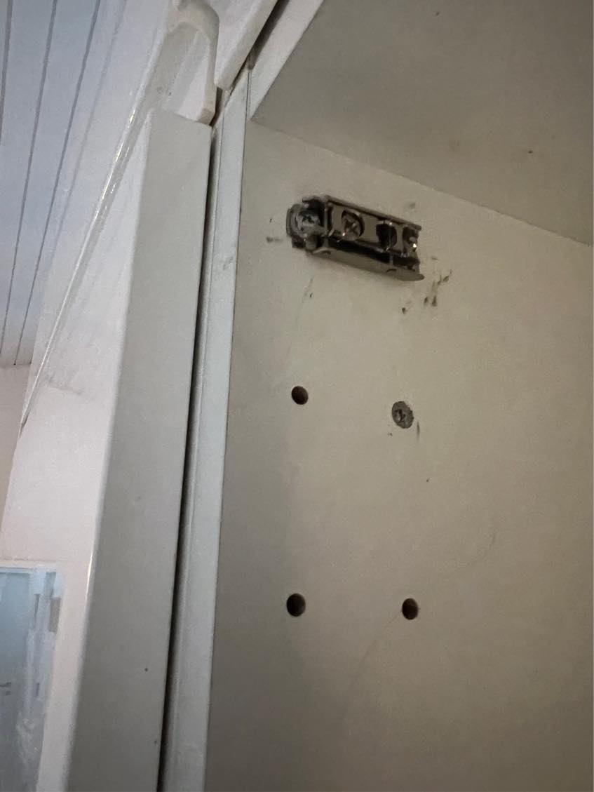 Reparere ikea låge hvor hul til hængsel er ødelagt