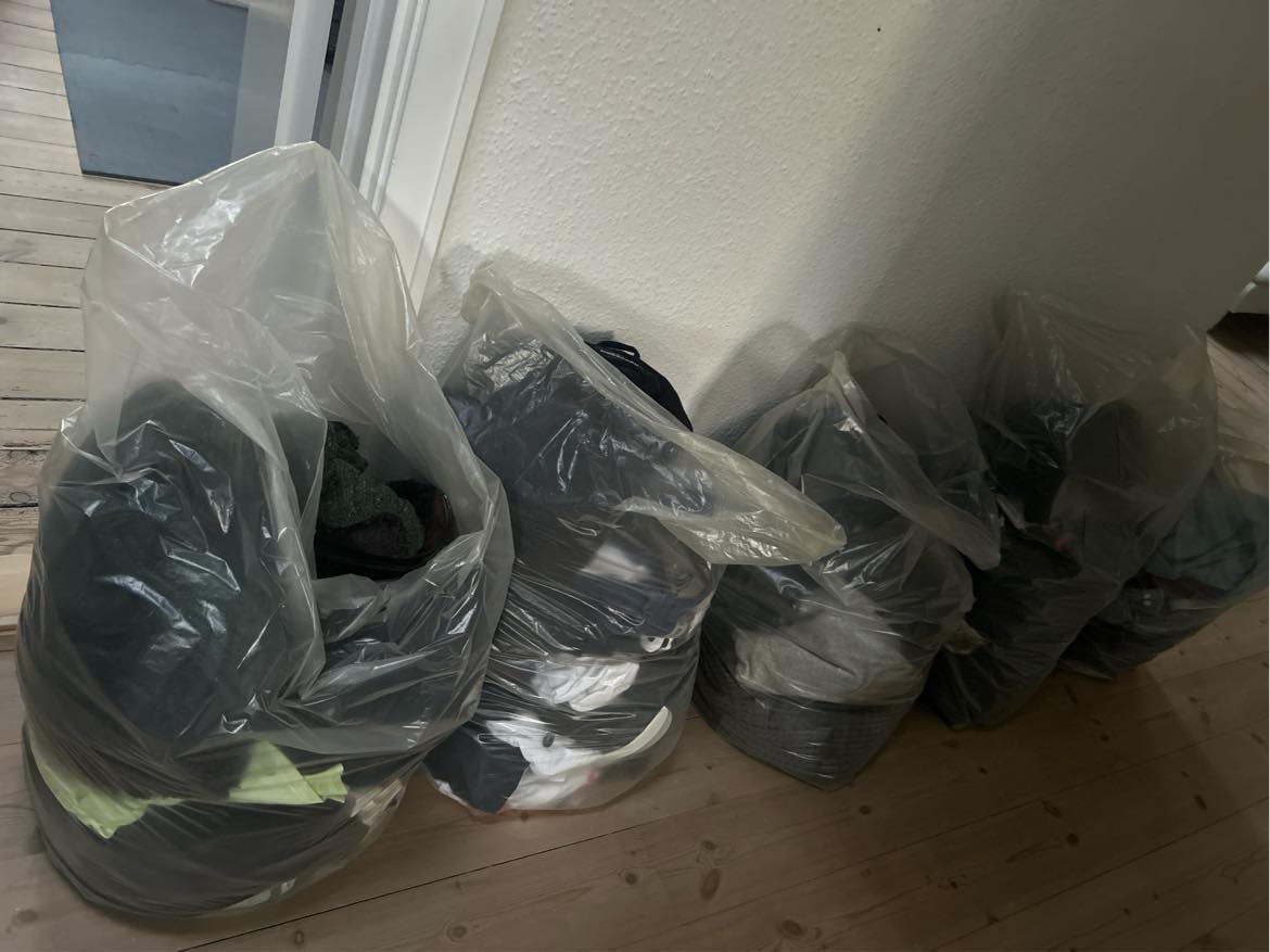 Kørt adskilt klædeskab og 8 affaldssække tøj på genbrugspladsen (det skal også bæres ned fra 4. Sal)