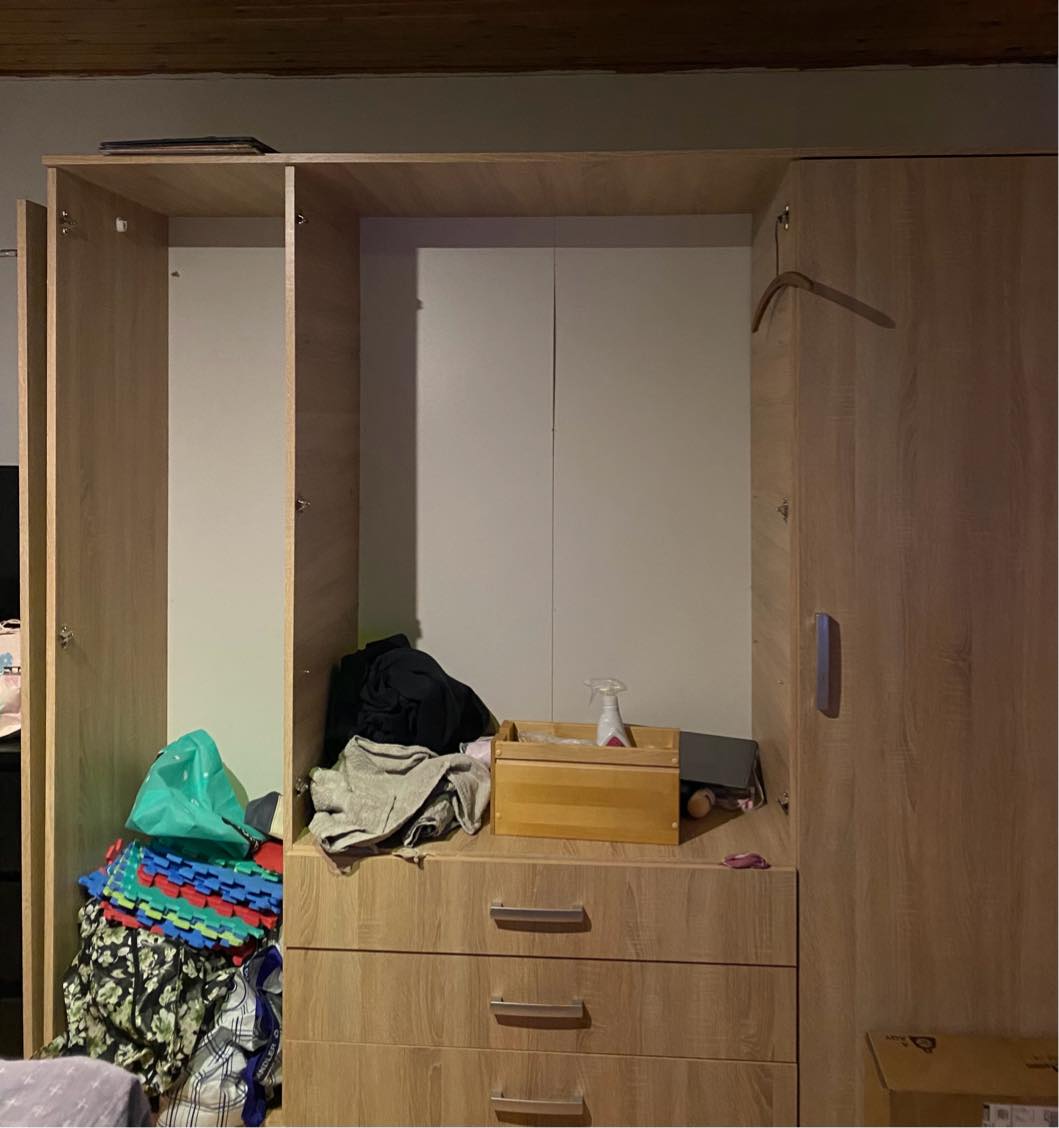 Stort klædeskab skal skilles ad og enten smides ud eller vedkommende der hjælper kan tage det med hjem. Stor reol fra udestue skal bæres ud i haven. Massagebriks skal bæres i kælderen og det skal babysengen også