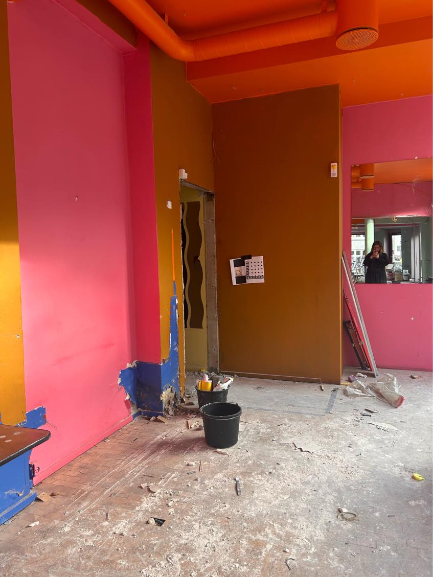 Hjælp til at rive cirka 80kvm trægulv op. Det er limet og kræver lidt at få op. Det skal også køres væk efter. Værktøj skal medbringes.