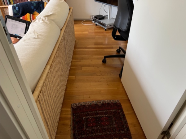 Støvsugning af tre værelser og vask af gulvene i køkken og badeværelse