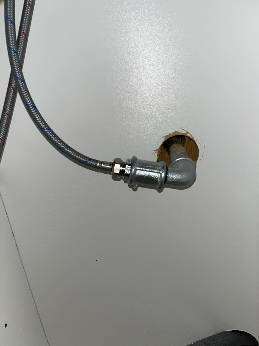 Utæt vandhane og utæt vandrør til vandhane