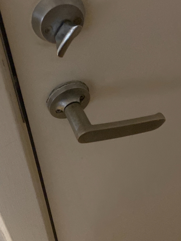 Mit håndtag til min hoveddør er ved at falde af og skal monteres igen. Mangler skurer etc.