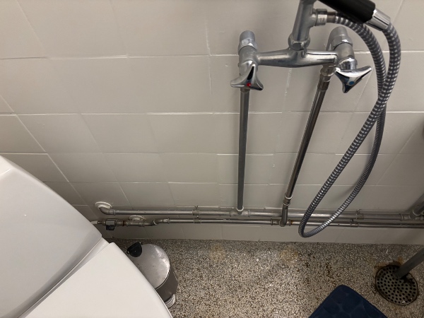 Opsætning af fliser i badeværelset 1x2 m2. Samt indlæsning af rør. 