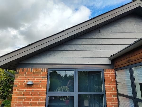 Maling af udendørs træværk på huset (ikke vinduer)