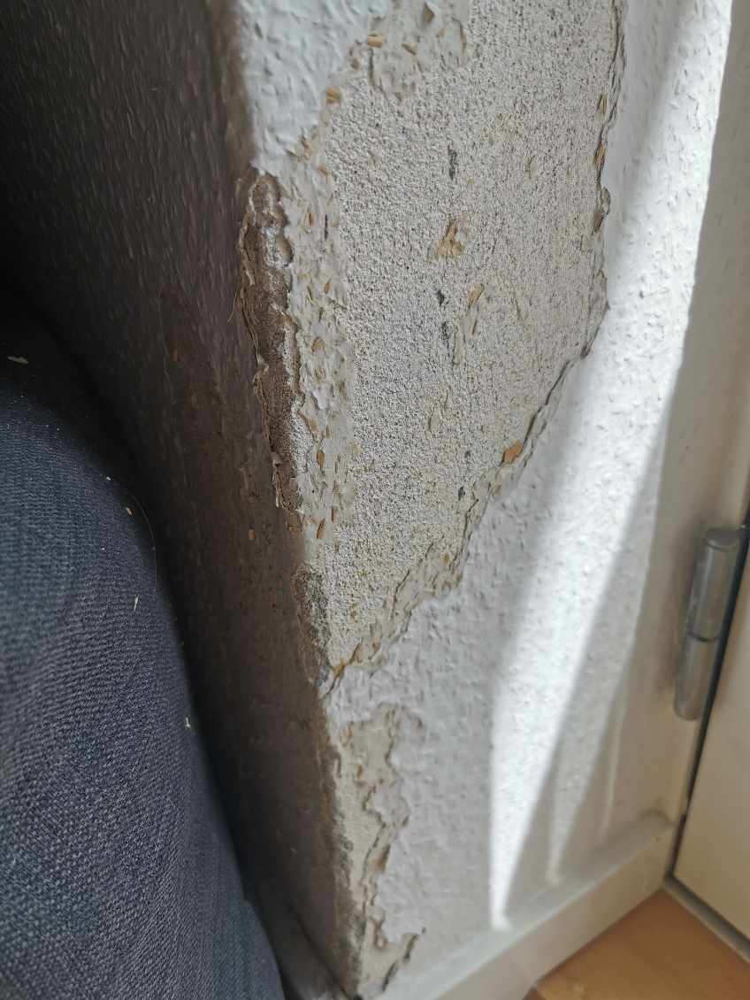 Huller i savsmuldstapet skal lappes. 2 stk i hjørner og 1 på væg. Jeg maler selv efterfølgende.