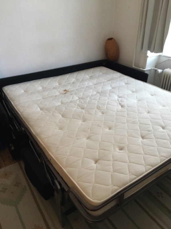 Jeg har en Hovden sovesofa som skal skilles ad og som også skal på genbrugsstation på Østerbro.