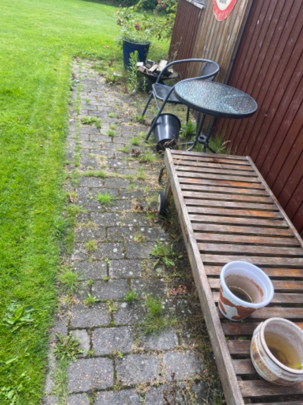 Fjernelse af ukrudt rundt om hus