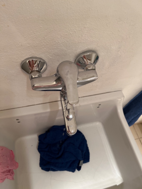 Vandhane i bryggers drypper