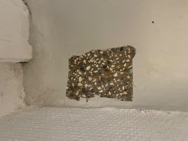 Lægge (terazzo-)fliser på badeværelsesgulv eller slibe/rense oprindeligt terrazzogulv