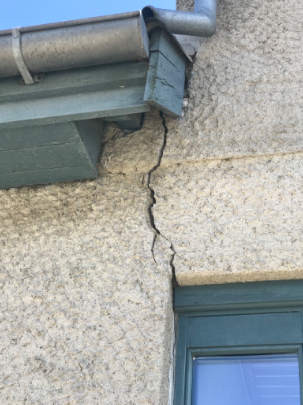 Revne i ydermur på 2 sider. Reparation af vandskade på muret mur indenfor