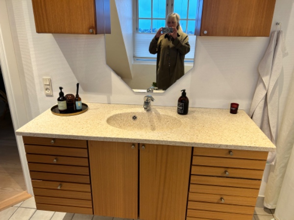 Nedtagning af badeværelsesmøbler