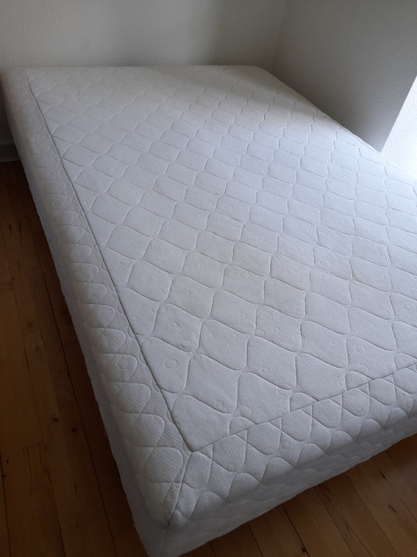 Flyttet en boxsmadras 140x200 ned fra 2 sal til storskraldsom er ca 30meter ned ad vejen. Det er en 