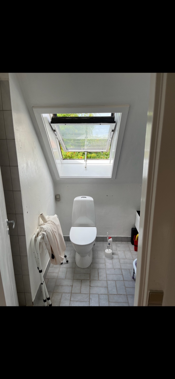 Badeværelse. Maling, opsætning af nyt møbel, håndvask, vandhane, spejl og udsugning.