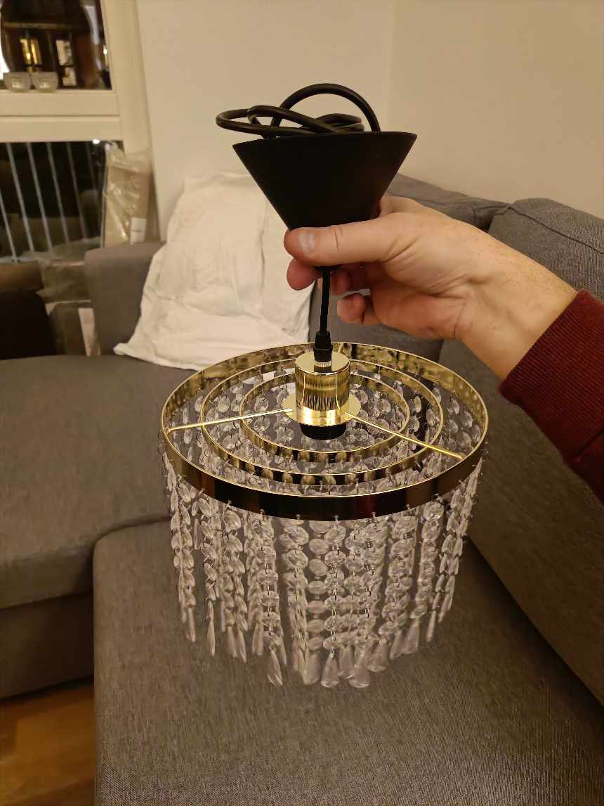 Ophængning af loftlamper x4, en hylde og et spejl