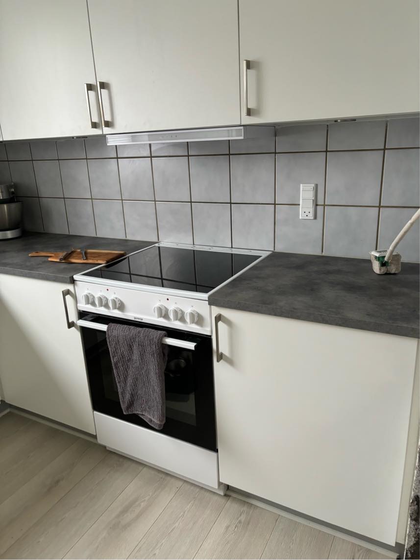 Afmontering af bordplade, montering af ny bordplade. Der skal skæres ud til vask, induktionsplade og ovn