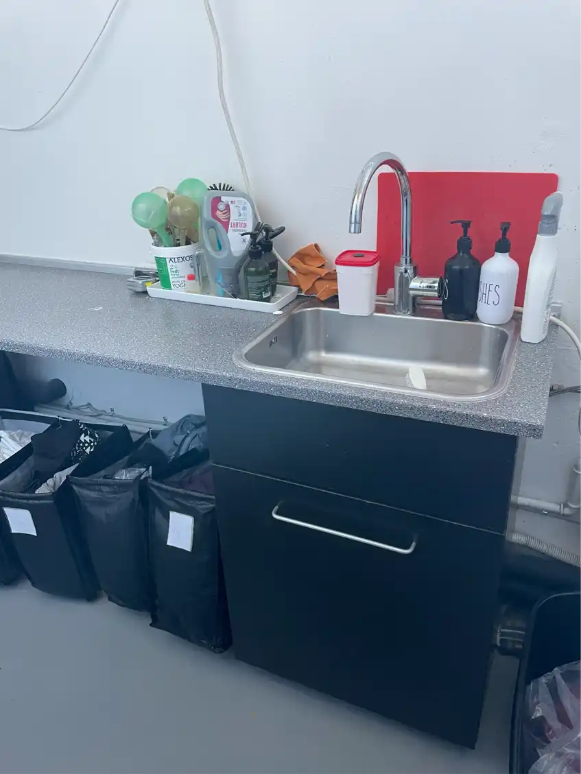 Forkortet og rykket bord med vask til at lave plads til at flytte vaskemaskine