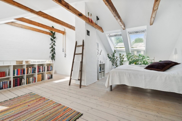 Indvendig maling af komplet ejendom. Byhus i Aarhus C, 3 etager. Boligarealet er 136 kvadratmeter stort, som er fordelt på 5 værelser.