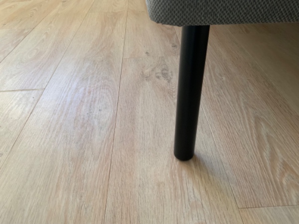 Ny box-seng er samlet forkert, kune benene. Skal skilles og samles igen