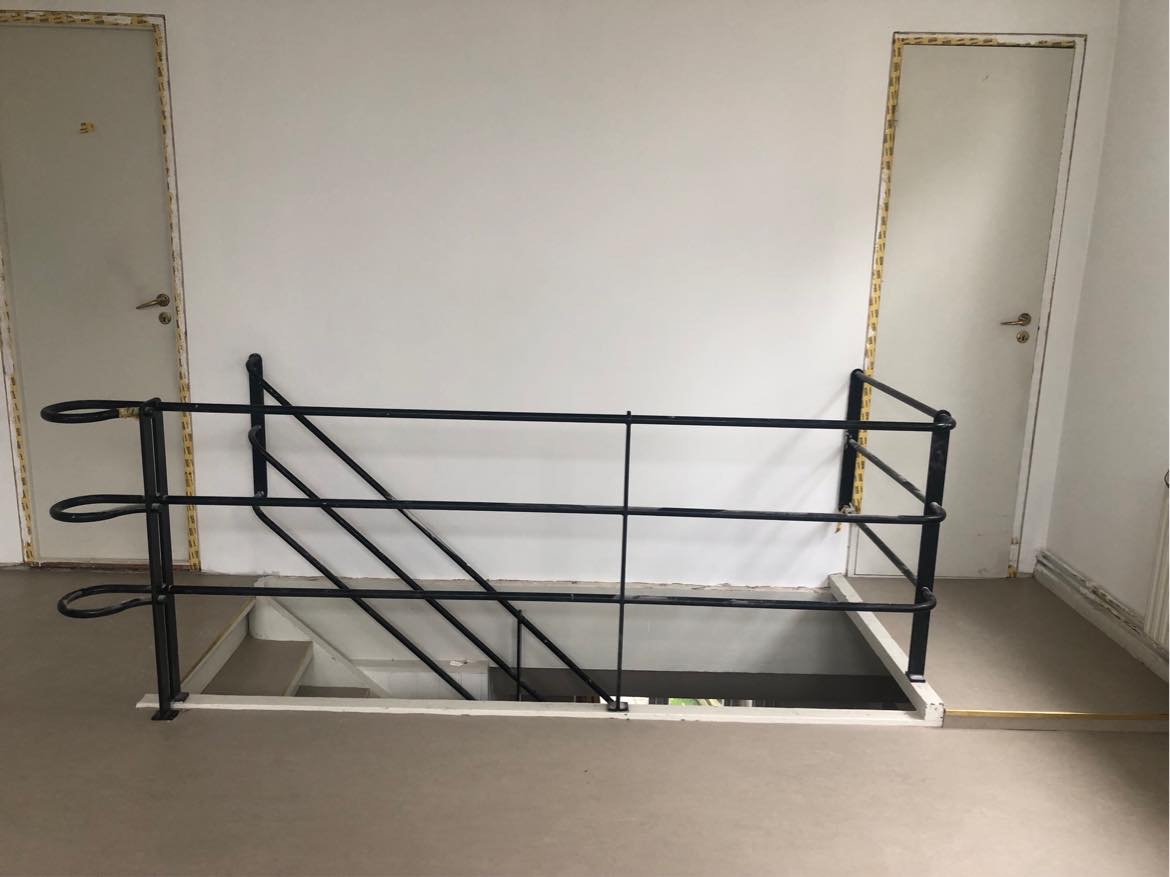 Gelænder lavet som væg + låge omkr trappehul