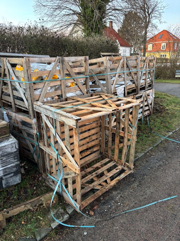 Fjernelse af jord, og restaffald fra brolægger.