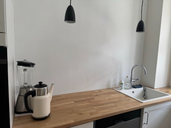 Opsætning af klinker i køkken med sildebensmønster