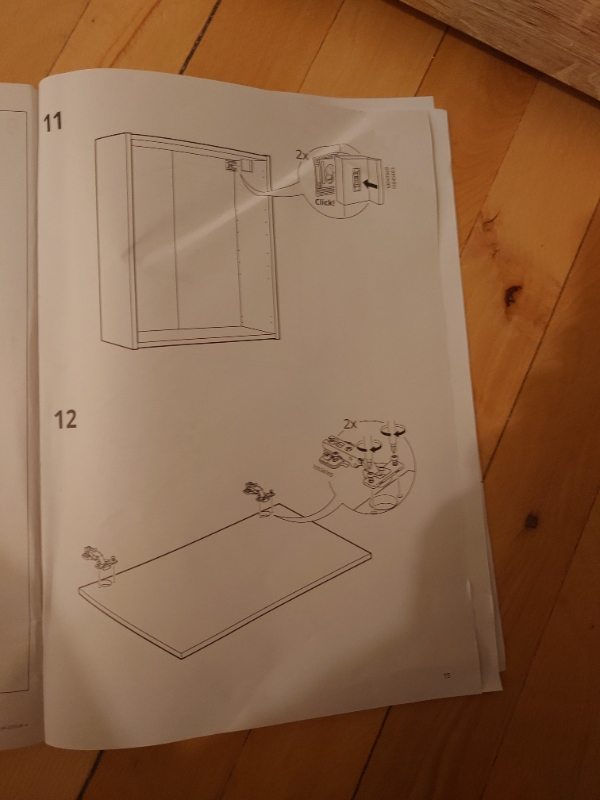 Spejlskab hængt op over vasken