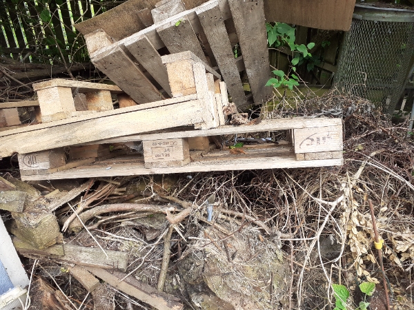 haveaffald og tømning af affald i 2 mindre skure