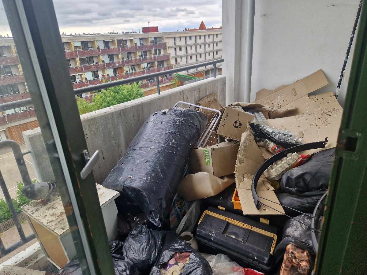 Oprbydning samt rengøring af altan. En masse fulge afføring og en masse dur som har sat lejre.