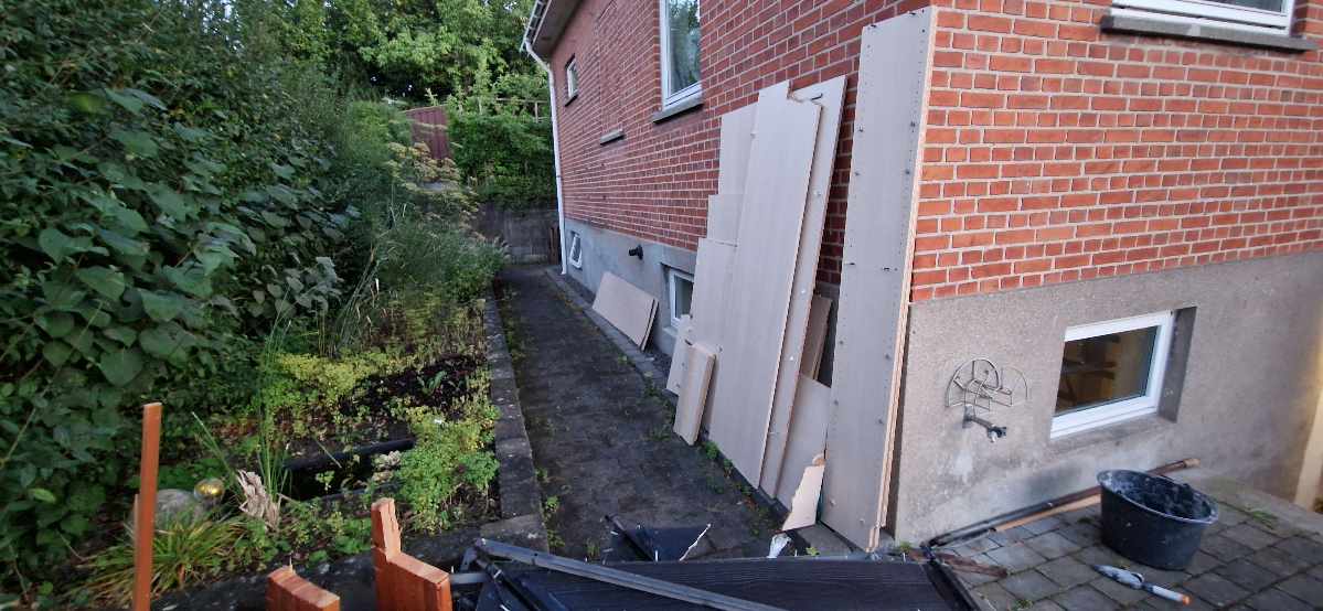 Fjerne byggeaffald (95% indendørs træ)