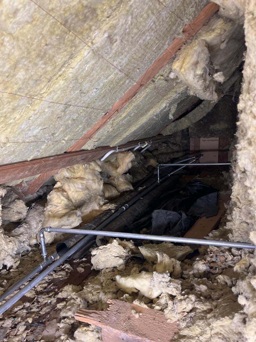 Hjælp til at fjerne gammel isolering under tag på 1. sal