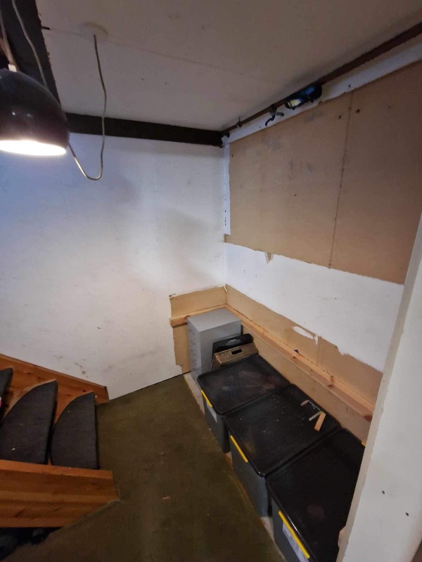 Fuldspartlet trappeskakt i rækkehus ovenpå savlsmuldstapet med indfarvet kalk spartel. Ca. 40m2