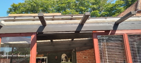 Taget på min overdækkede terrasse er utæt helt inde ved væggen.