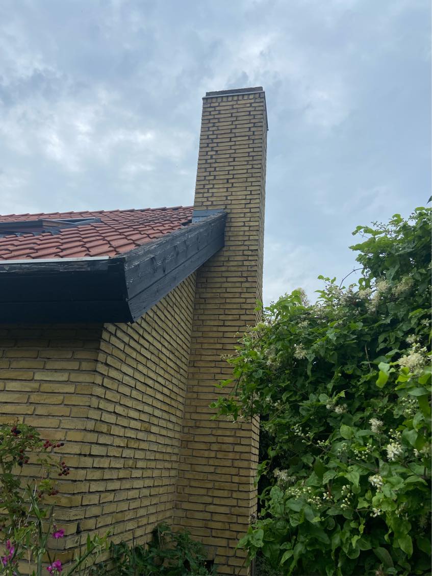 Skift af vindskeder af træ på hus