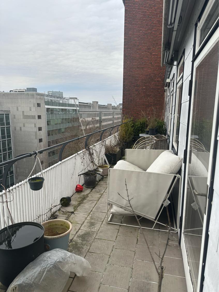 Tømmes to altaner for krukker og inventar samt kørsel